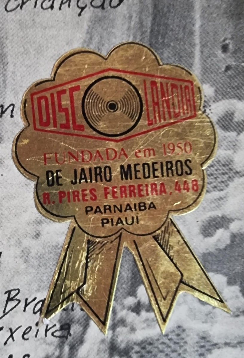 melangedetout's tweet image. Eu adicionei as músicas do @Validuate na minha playlist, dica da @belarocha. Escutando “Eu Preciso de Você” de repente eu sabia da letra, mas eu ainda não tinha escutado o disco novo deles. Busco no HD da memória e lembro do Márcio Greyck. Fui criada dentro de uma loja de discos.