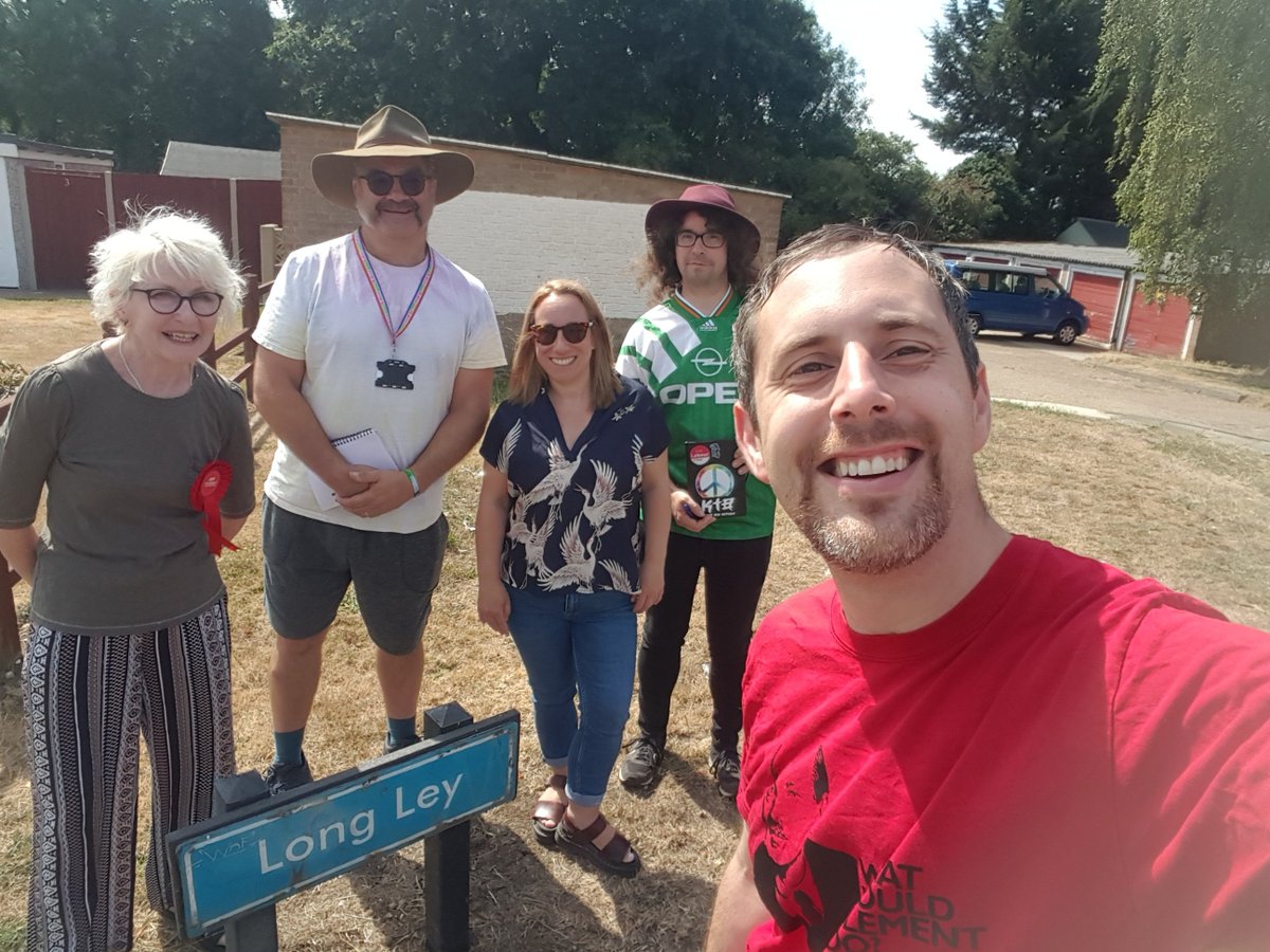 Out listening to residents in Netteswell #Harlow with our local Councillors James and Nancy this morning. Some really good conversations. #labourdoorstep @JamesGriggs512 @nancycwatson @JodiDunne2 @KayMorrison1 @EssexLabour @HarlowLabour