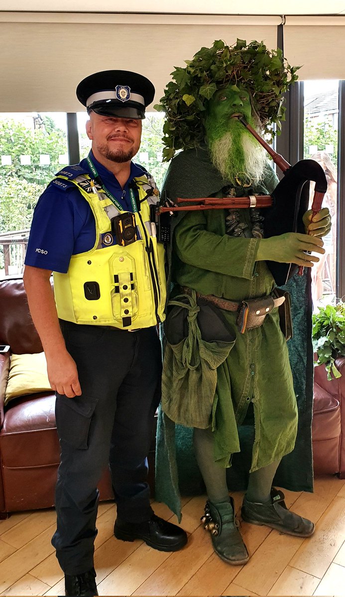 #COMMUNITY | 👮Linking up with the Mayor &amp; Green Man at the Chelmunds day celebrations🎉
⬇️⬇️
Engaging with the community &amp; making new contacts with partner agencies, great atmosphere 😊 @SHPartnerships <a href="/SolihullUpdates/">Solihull Updates</a> <a href="/3Treescentre/">ThreeTreesCentre</a> <a href="/WMPolice/">West Midlands Police</a>