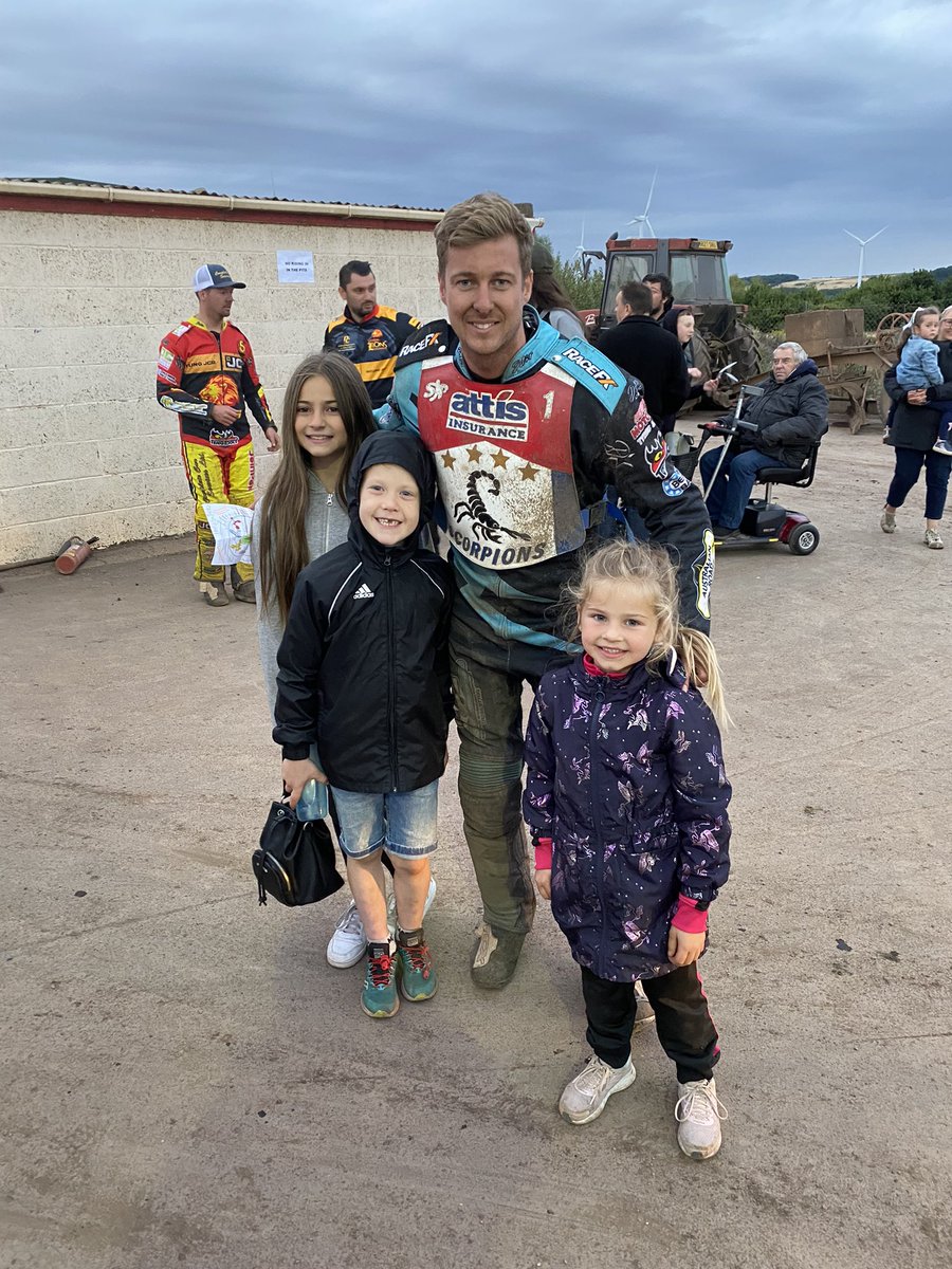 Thanks <a href="/rdougy171/">Ryan Douglas</a> again for the photo and for being kind enough to take a drawing of her <a href="/SpeedwayScunny/">Scunthorpe Speedway</a> heroes from Thea. "The best" in her words! #no1