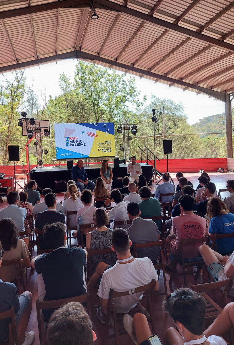 francasj's tweet photo. La @JNCatalunya té un planter municipalista incalcublable, però sense els que ens han precedit, aquesta organització no seria el què és. 

Gràcies @albertbatalla i @joanbague per explicar- nos la feina que no es veu i com excel·lir en espots electorals. https://t.co/qD8SztQwLh