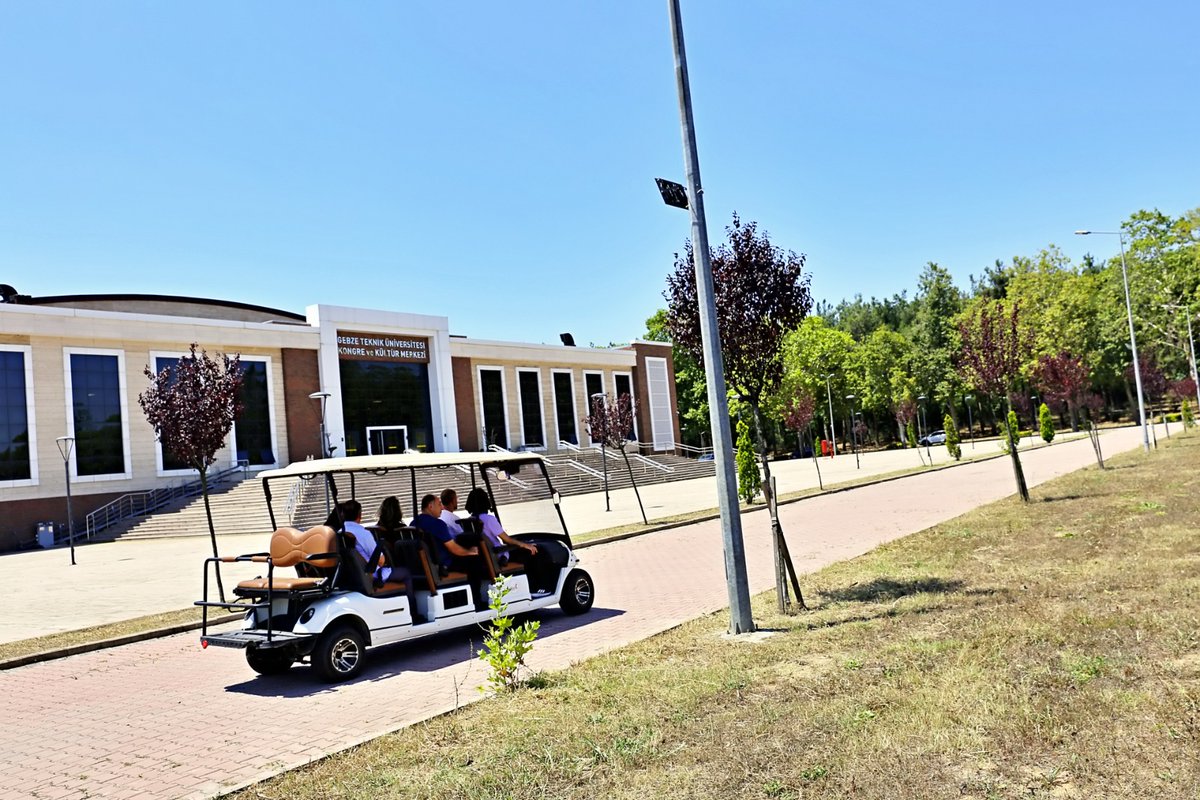 Hafta sonu dahil saat 10.00 ile 16.30 arasında üniversitemize gelen aday öğrenciler ve ailelerini Kongre ve Kültür Merkezi’nde ağırlıyor, öğrencilerimizin ilgi duyduğu bölümlerden akademisyenlerimizle ve kulüplerden öğrencilerimizle buluşturuyoruz.