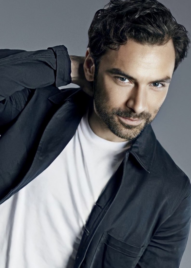 FrancineDupre's tweet photo. Aidan Turner 
The Comic Con 2022 
Charming look ❤️🔥
I improved the picture 
Thanks to the photographer for the original 
#Aidanturner #TheSuspect https://t.co/IrcruWg1es
