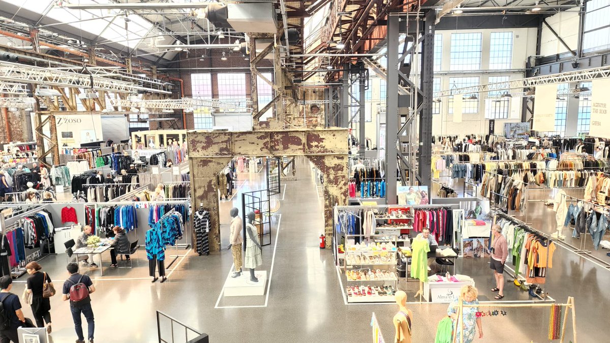 Birliğimizin ilk kez milli katılım ile firmalarımızı uluslararası alıcılarla buluşturduğu Düsseldorf’ta gerçekleşen Fashn Rooms fuarı başladı.