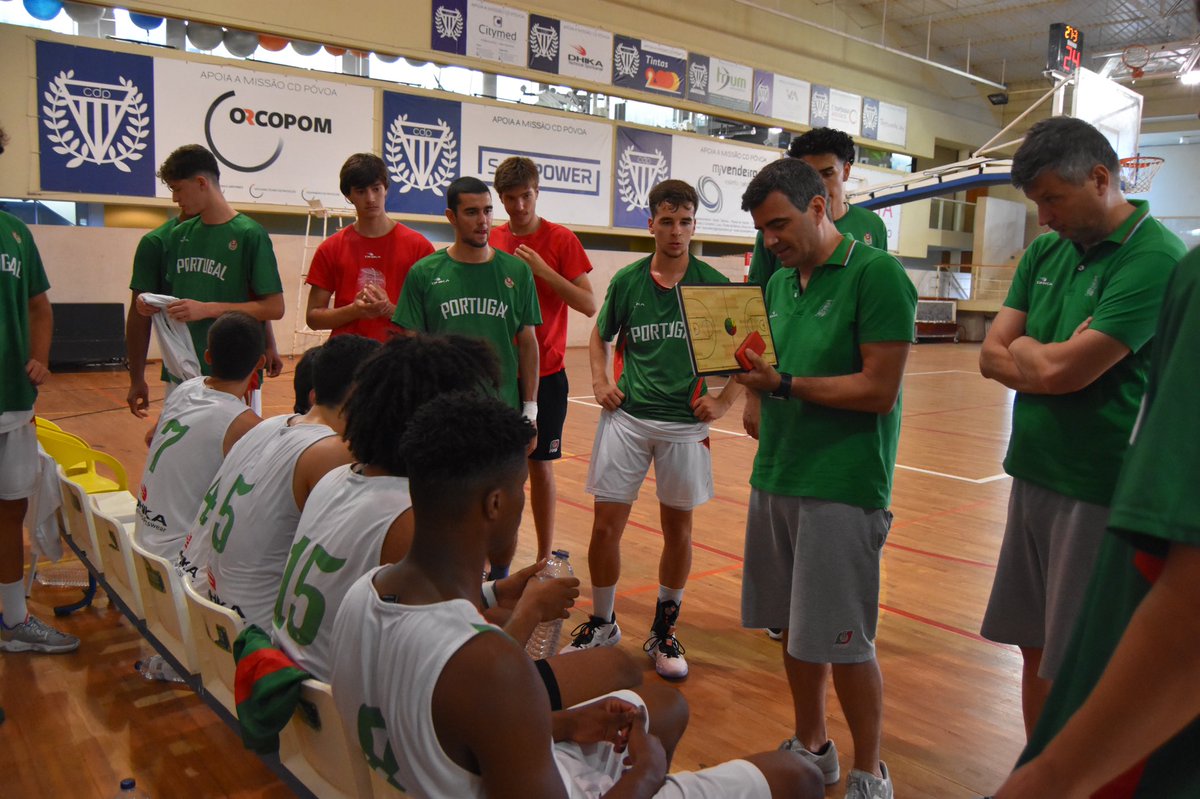 fpbasquetebol's tweet photo. A 𝗦𝗲𝗹𝗲𝗰̧𝗮̃𝗼 𝗡𝗮𝗰𝗶𝗼𝗻𝗮𝗹 𝗱𝗲 𝘀𝘂𝗯𝟭𝟴 𝗺𝗮𝘀𝗰𝘂𝗹𝗶𝗻𝗼𝘀 bateu novamente a Suíça 🇨🇭 (67-41), desta vez em jogo de treino que marcou a despedida do 4.º estágio de preparação para o Europeu (Div.B).

📊 https://t.co/v6RqRATI6d

#SomosBasquetebol #U18 https://t.co/p7lva3GbNS