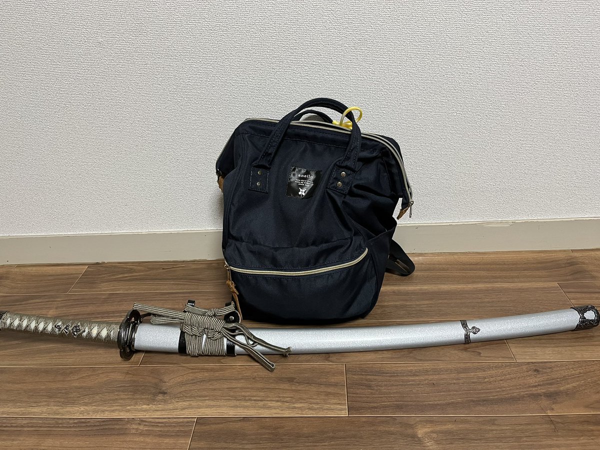Cii_141's tweet photo. 自宅待機中、わたしの部屋に急遽発熱した母親を隔離することになって、慌てて自室から持ち出したのが会社に行く時持っ���いくカバンと模造刀鶴丸国永だった
わたしは襲撃された本丸から護衛の刀一振だけを握りしめて逃げてきた審神者か https://t.co/MO5hruOzaX