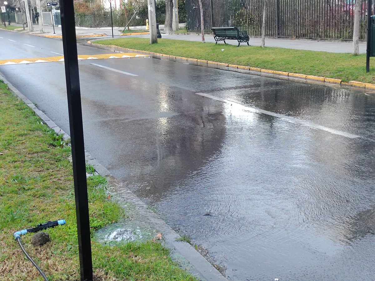 BenjaminPerezE's tweet photo. @Muni_provi cerca de El Bosque con Carlos Antúnez se está perdiendo mucha agua en el bandejón central https://t.co/ol0I0ZZ9xK