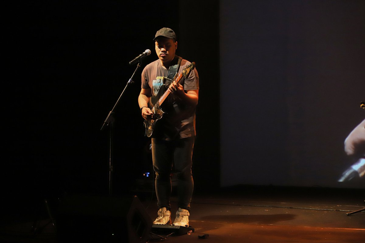 <a href="/TheEverydayBand/">theEVERYDAYband</a> berhasil menunjukkan keaslian tiap personel pada pertunjukan di Weekly Performance semalam (22/7). Nyaman banget yaa 😉❤

#ARTJOG #ARTJOGMMXXII #artsincommon #expandingawareness #weeklyperformance #AslinyaKami #TheEverydayBand