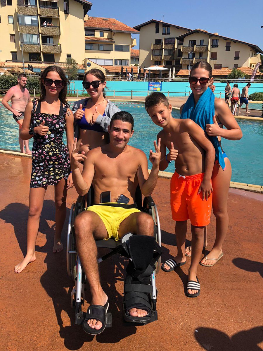 Merci <a href="/Acrobate94/">L'Acrobate</a> pour la photo avec les enfants à #AtlanticPark à #Seignosse #Vacances 👍👌