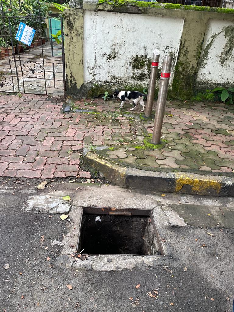 jesalkotharibjp's tweet photo. Dear Concern,
Mentioned photo is in front of bhagwat sadan, Plot no. 35, Manikrao Lotlikar Marg, Matunga-19.Request to kindly cover the open manhole on immediate basis. Please do the needful before some mishaps happen.
#Ward183 #Matunga #BJP4MCGM @mybmc @mybmcWardFN https://t.co/ur9vmxiueo