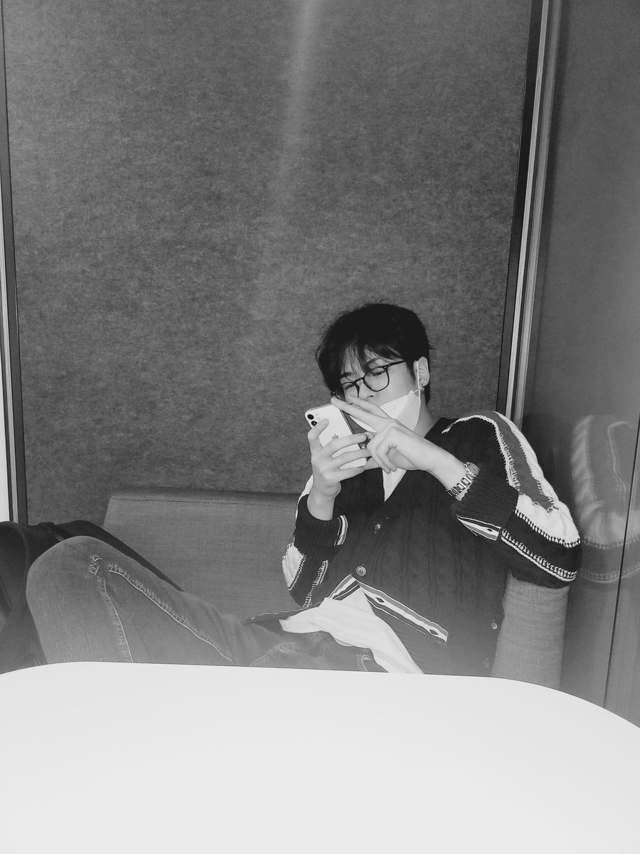 yoruzworld's tweet image. ; ultah, usai, dan pamit.

– yoon jaehyuk treasure few tweets au.
[based on jaket abu-abu au]