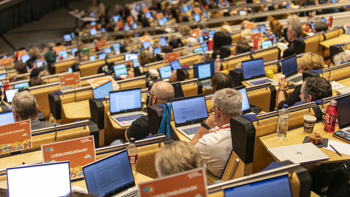 DennisFOA's tweet photo. FOAs svenske søsterforbund Kommunal er af sin seneste kongres blevet pålagt at arbejde aktivt for en generel arbejdstidsnedsættelse til 30 timer om ugen.
Det er virkelig opsigtsvækkende. Det tygger jeg lidt på her: https://t.co/6WJi4h7vDJ
#dkpol #arbejde #30timer https://t.co/8DU9mPXGLn