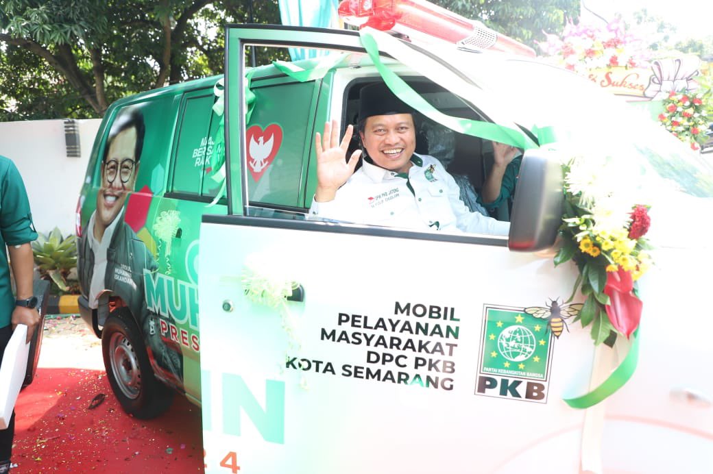 Harlah 24 PKB • Pecah kendi, Penyerahan kunci ambulance secara simbolis dari <a href="/DPP_PKB/">DPP PKB</a> dalam hal ini diwakilkan Gus <a href="/yusuf_ch/">M Yusuf Chudlory</a> selaku Ketua DPP PKB Bidang Pesantren kepada DPC PKB Kota Semarang
___
#Munajat24
<a href="/cakimiNOW/">A Muhaimin Iskandar</a> <a href="/EmHasanuddin/">M Hasanuddin Wahid</a> <a href="/FPKB_DPRDJateng/">FRAKSI PKB JATENG</a> <a href="/_sarifabdillah/">Sarif Abdillah</a> <a href="/Sukirman_Kir/">Sukirman</a>