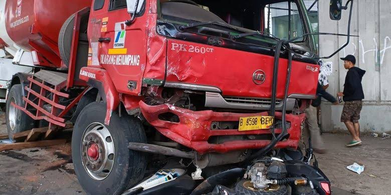 PERHATIKAN!
JANGAN lakukan ini pas nolong org gak sadar krn kecelakaan!
1. Ngasih minum
2. Asal memindah korban
3. Mendudukkan korban
4. Mengoles aromaterapi (minyak kayu putih, freshcare)
5. Nabok pipi korban
6. Mencabut objek tusuk
7. Mengerubungi
8. Mengajaknya selfie

BAHAYA!