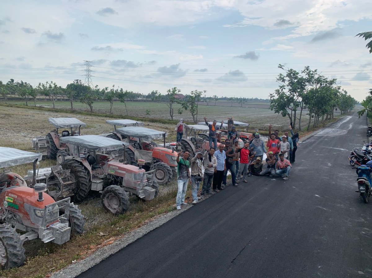 Alhamdulillahhh.. selesai pengapuran untuk kawasan Sungai Burong, PPK Tg Karang pd hari ini. Dengan pelbagai halangan dan onak duri sepanjang perjalanan yang Dia saja tahu...
Kudos kepada pgrs bhgn PPK Tg Karang, En Amirruddin Norzam &amp; team atas semangat, komitmen &amp; penat lelah.