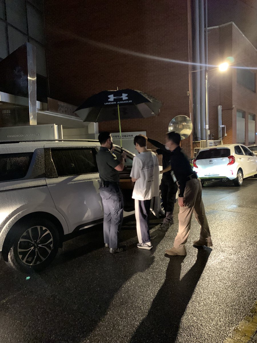 wooseokmi's tweet photo. 퇴근길 뒷모습 https://t.co/Xaoy3ajNkm
