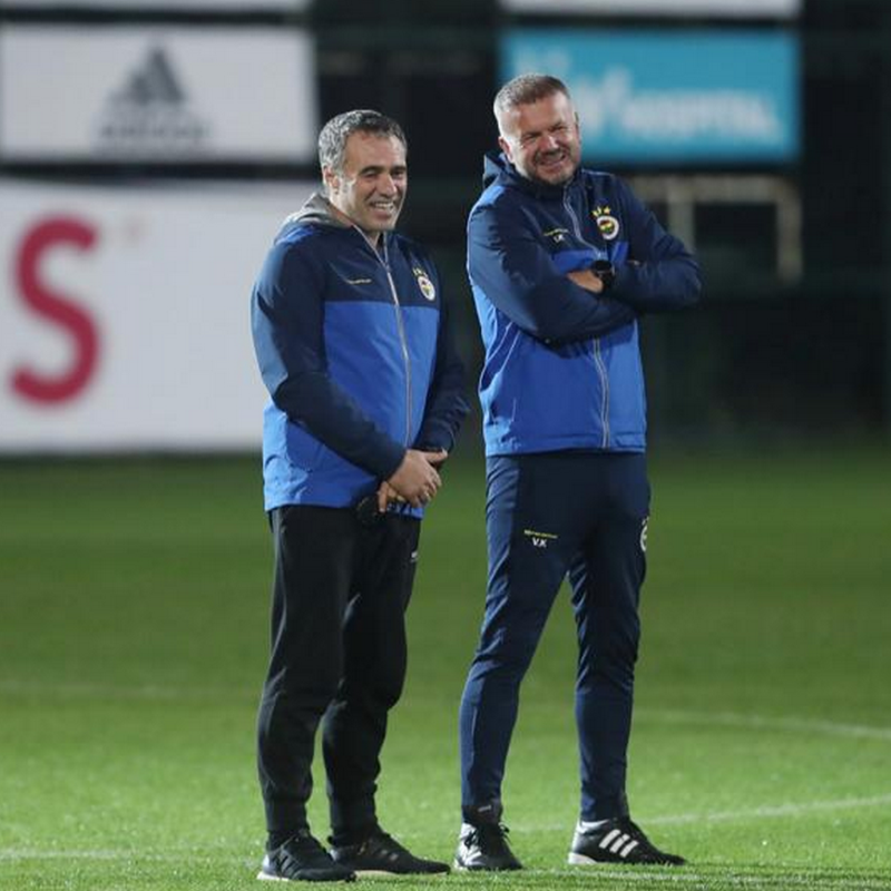 GoalTurkiye's tweet photo. Ersun Yanal'ın 17 yıllık yardımcısı Volkan Kazak, teknik heyetlerin arka planını GOAL Türkiye'ye anlattı.

Teknik heyetlerin maç öncesi ve maç sonrası nasıl geçiyor? 🤔

Şampiyonlukların sırrı ne? 🏆

En unutmadığı maç hangisi? ⚽️

🖍️ @uguraktan