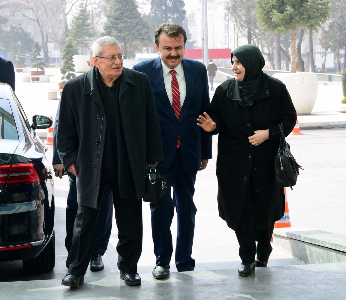 Türk edebiyatının usta kalemlerinden ,Kahraman şehrimizin kıymetli evladı ,güzel adam Rasim ağabeyi kaybetmenin derin üzüntüsü içerisindeyim.Rasim ağabeye Allah’tan rahmet ,kıymetli eşi Ayşe abla başta olmak üzere tüm aileye ve  tüm sevenlerine başsağlığı dilerim .