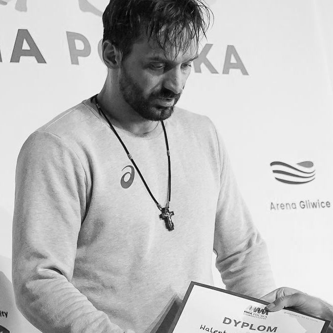 MMAPolska_Org's tweet photo. Z olbrzymim smutkiem przyjęliśmy informację o śmierci Tomka, który jako polski ochotnik walczył w międzynarodowym legionie obrony Ukrainy i tam poległ.

Tomek brał udział i zwyciężył w Drugich Mistrzostwach MMA zorganizowanych w Gliwicach.

Spoczywaj w pokoju. https://t.co/S5Y0GQMww0