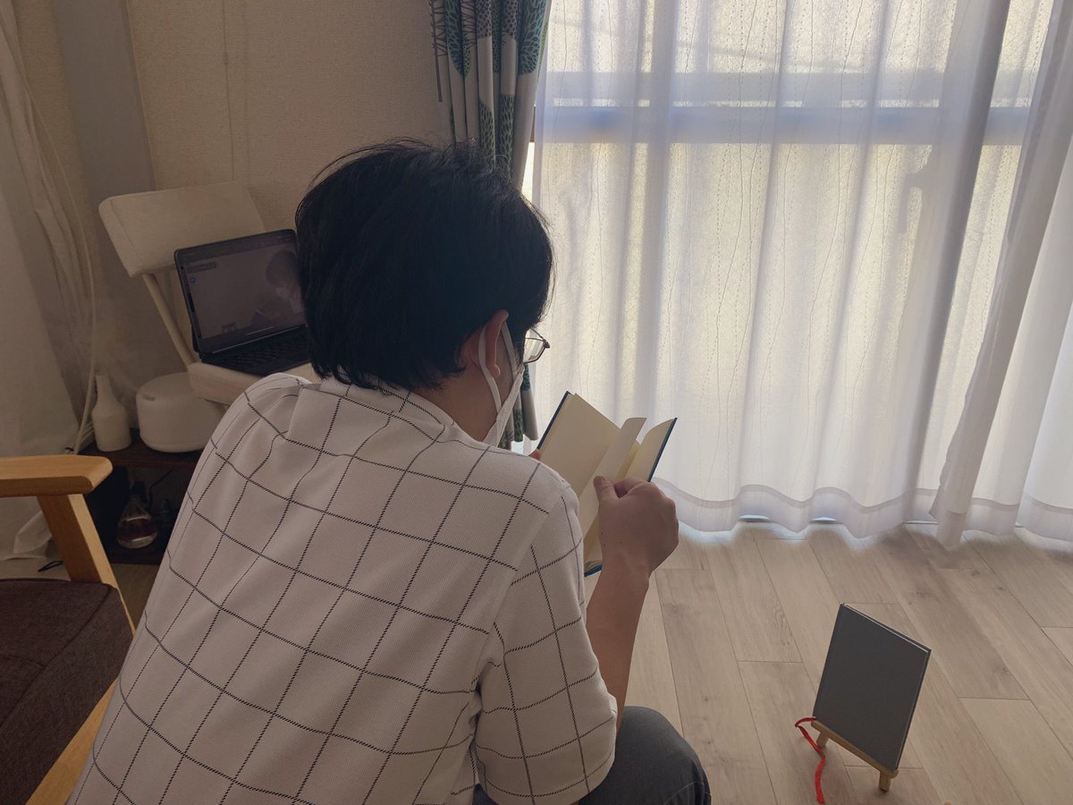 TheThinkingTime's tweet photo. 皆さんが松下さんの作品をゆっくり読んでいる様子。本を読んでいる人の姿って���いいなあと思った瞬間でした。 https://t.co/qgVNisW16w