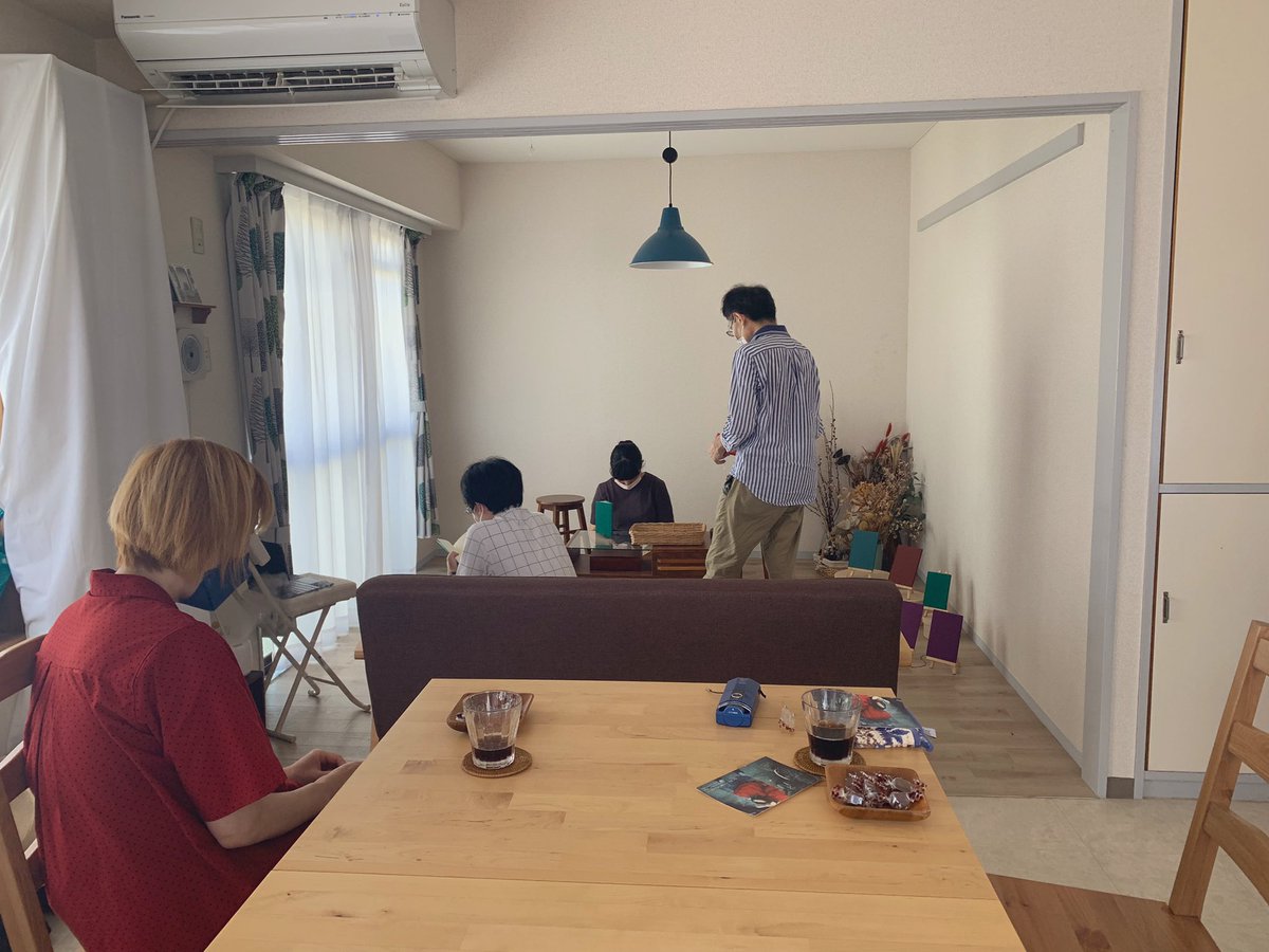 TheThinkingTime's tweet photo. 皆さんが松下さんの作品をゆっくり読んでいる様子。本を読んでいる人の姿って���いいなあと思った瞬間でした。 https://t.co/qgVNisW16w