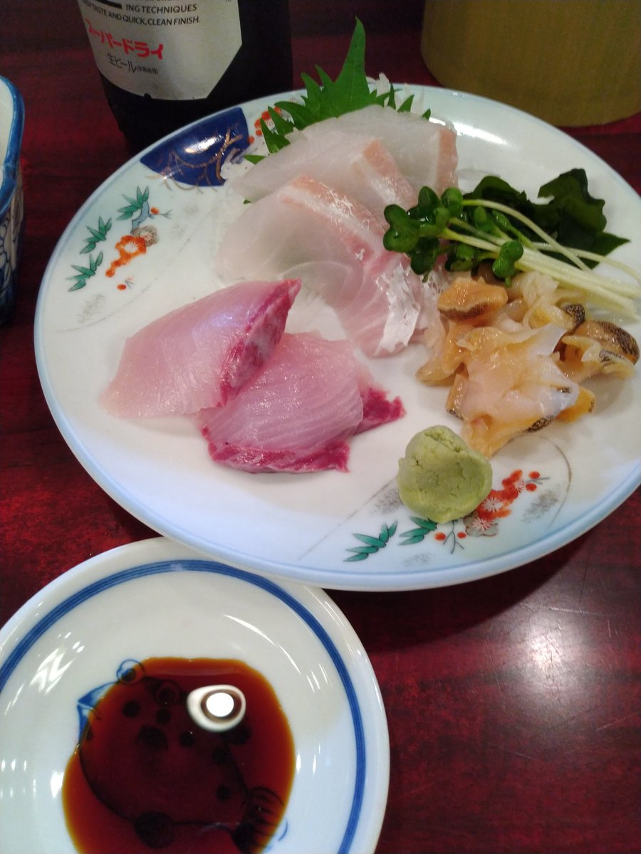 断言します。
【加賀屋 本郷本店は魚が旨い】
煮込みともつ焼きで有名な加賀屋なのに、本店は魚が旨すぎる！当日仕入れた新鮮な魚を完璧な技術でお刺身に…ここで本マグロ刺たべたら、他店でマグロ食べられなくなります。
もちろん、煮込み・もつ焼きも最高品質。控えめにいって奇跡の名店やないか…