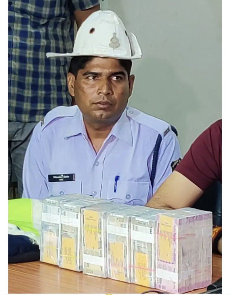 45 लाख से भरा बेग सुनसान जगह में आरक्षक नीलांबर सिन्हा को मिला। वरिष्ठ अधिकारियों को सौंपा। ईमानदारी  आज भी ज़िंदा है मेरे दोस्त 🌹🌹🌹@RaipurPoliceCG <a href="/BJP4CGState/">BJP Chhattisgarh</a>