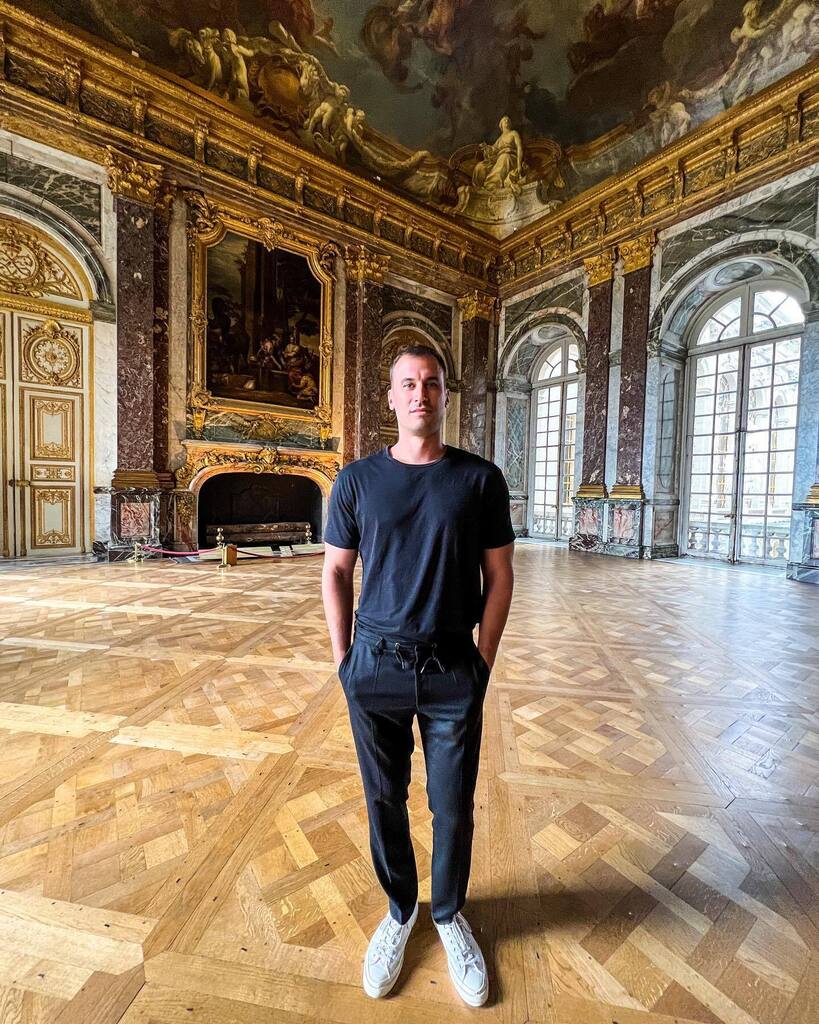 Me in the Petar Room, previously known as the Hercules Room at the Chateau of Versailles 🤴🏻🖤🖤 —————————————————————⁣ #france #paris #chateaudeversailles #versaillespalace #palaceofversailles #louisxiv #marieantoinette #igersversailles… instagr.am/p/CgWtGDwD_Th/