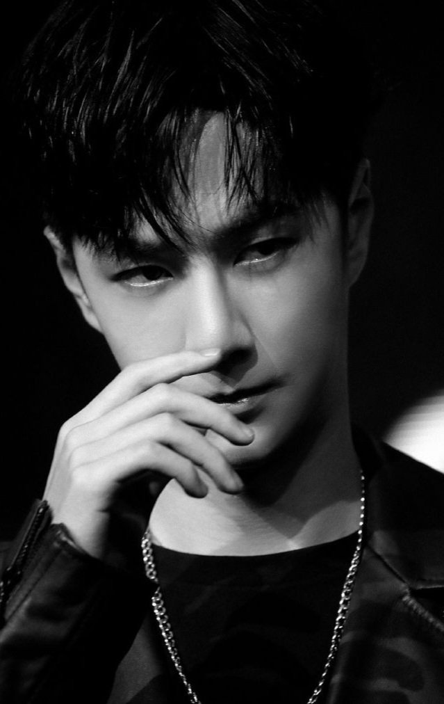 dd05gg05's tweet photo. One order. Two killers. 
Don't lose sight of him. 
Do not lose vigilance. 
Don't let yourself fall in love with him. 

🦁🐰Ꮤ. #博君一肖 #bjyx #YiZhan #WangYibo #XiaoZhan 💚❤️ https://t.co/wquQqIM5Ta