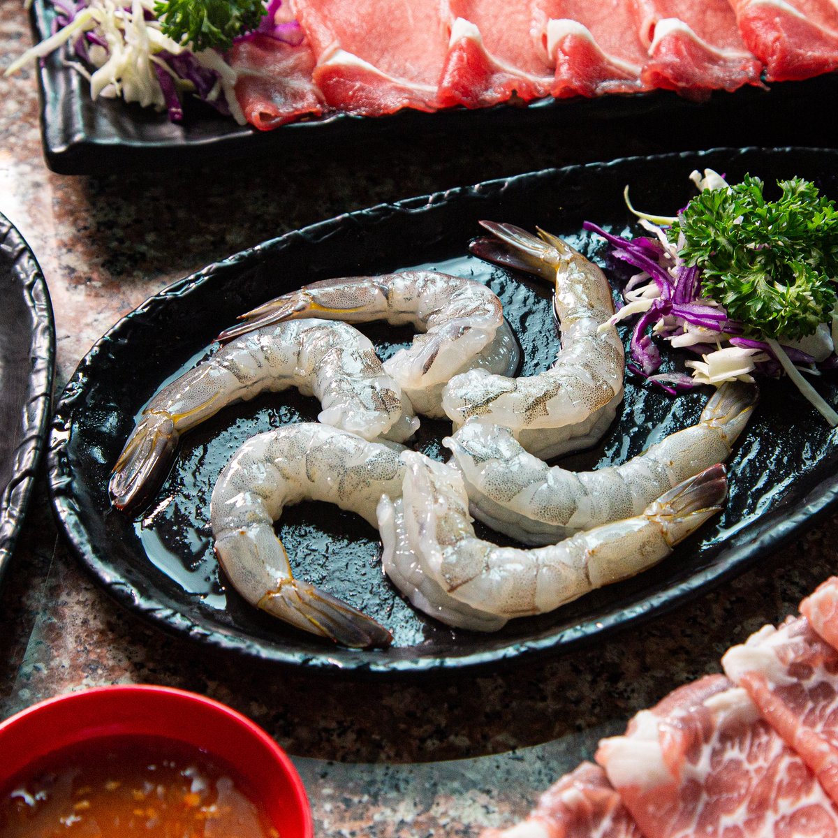 promodinner's tweet photo. อยากให้ไปกินเยอะๆ😭 ชาบูร้านนี้คุ้มมาก! มีทั้งเนื้อ/ซีฟู้ด ไม่จำกัดเวลา😱ทีเด็ดเลยคือกุ้งแกะเปลือกให้แล้ว มีแซลมอนซาซิมิด้วย เมนูดอง ซูชิ���็มีใครไปอยากให้ลองซุปมองโกลอร่อยโคตรๆ หอมยาจีน ร้านนี้ราคาไม่แรงเลย ไปลองกันเยอะๆ🍲💖
📍Shabu x (รัชดา 17) 
@aroii #อร่อยบอกต่อ #อร่อยไปเเดก https://t.co/UATWT02R9M