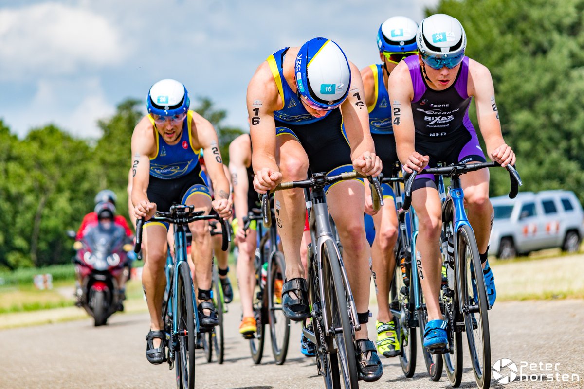 Inmiddels zijn nagenoeg alle <a href="/CadoMotus/">Diederik Hol</a> helmen in samenwerking met <a href="/bikebearlife/">BIKEBEAR ADVENTURE</a> uitgeleverd aan onze clubleden. De perfecte helm voor triathlon dankzij de handige magneetsluiting en het geïntegreerde vizier! Snelle wisseltijden gegarandeerd dus.