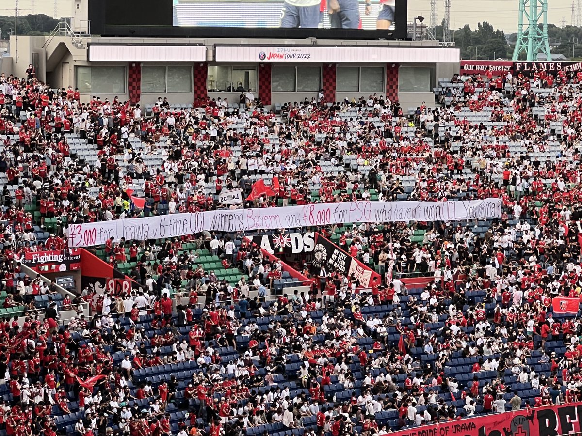 lnstantFoot's tweet photo. Les supporters de l’Urawa ont protesté aujourd'hui avec cette banderole :

« 3.000 yens (22 €) pour un match contre le Bayern 6 fois vainqueur de l'#UCL, 8.000 yens (58 €) pour un match contre le PSG qui n'a pas gagné la Ligue des champions. Vous plaisantez ? » https://t.co/krLdzi4MES