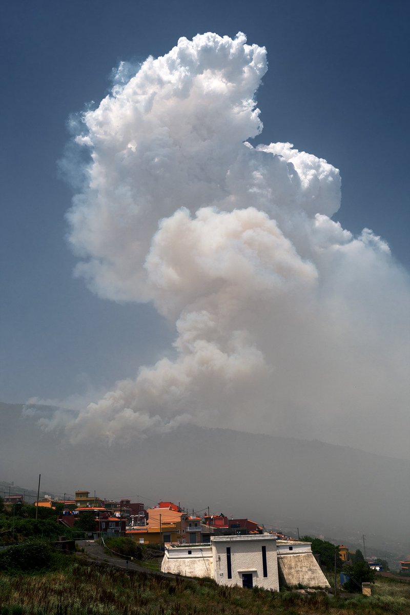 #IFLosRealejos bestial pirocúmulo que se ha formado hace una hora debido al incendio forestal. Tomar estas fotografías duelen mucho, ánimo y gracias a los trabajadores que luchan por nosotros 🙏🏻🚒👮‍♀️🚁