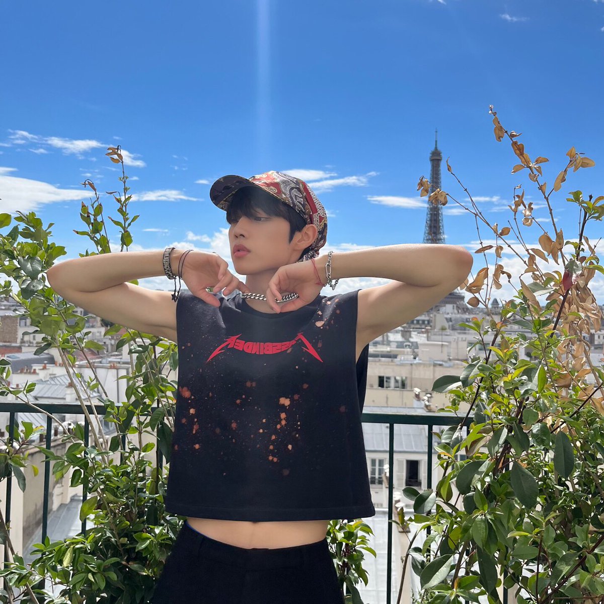 leehantamini's tweet photo. S/o says sunwoo with crop tee + chain waist 🛐

#ArtistOnTwitter #THEBOYZ #SUNWOO https://t.co/OQZOHPVa5S