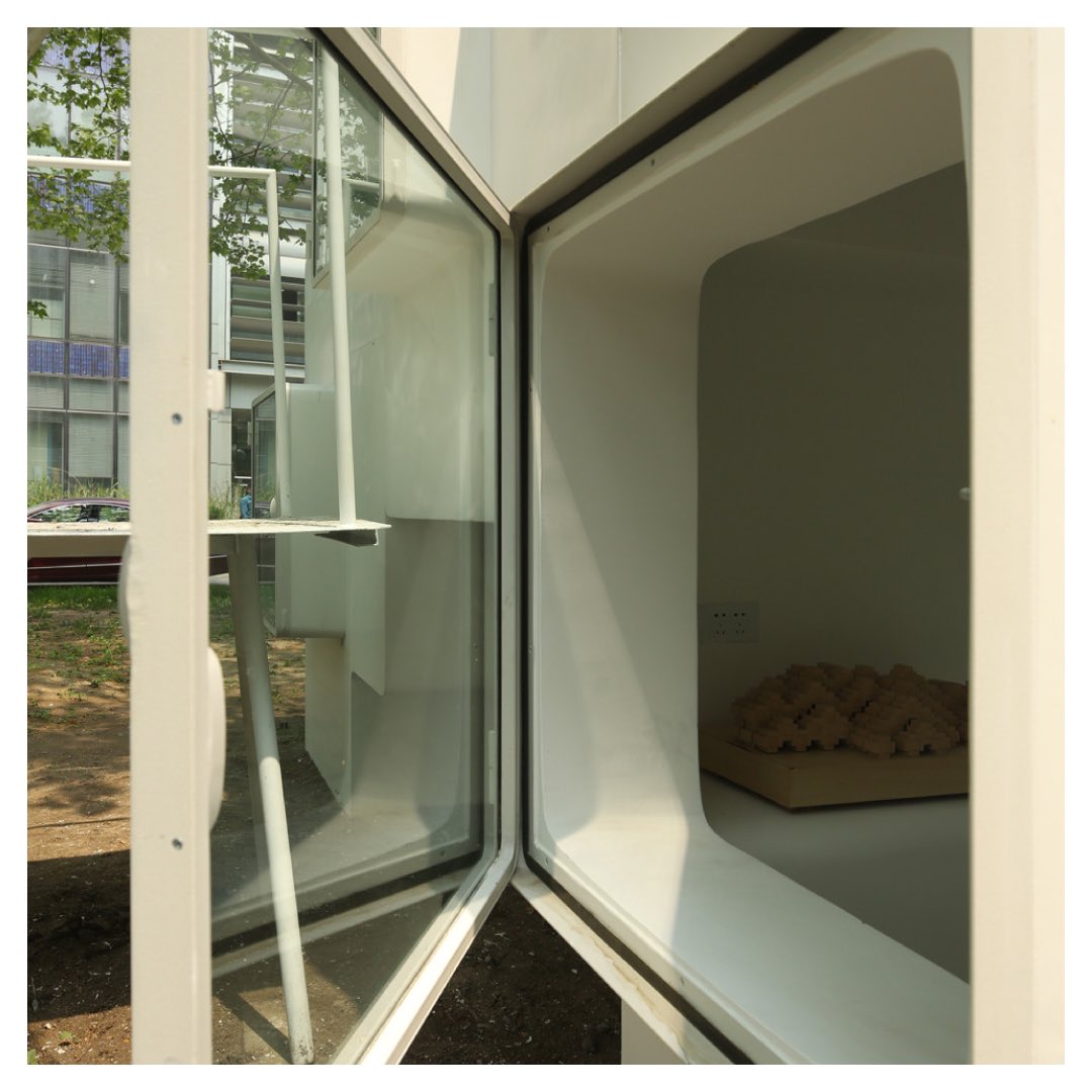 2013 yılında Çinli mimar Liu Lubin tarafından tasarlanan Micro-House, oturma odasını bir ofise veya banyoya dönüştürmek için döndürülebilen çapraz şekilli üç modülden oluşmaktadır: bit.ly/3v9KSFw

#ŞekerGYO #TinyHouseAkımı #MicroHouse #Çin