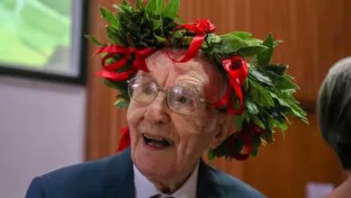 Giuseppe Paternò, 99 años, dos hijos y cuatro nietos. No pudo estudiar de joven porque tuvo que empezar a trabajar muy pronto. Acaba de licenciarse en Filosofía en Palermo con matrícula de honor.  lastampa.it/cronaca/2022/0… #cosebelle