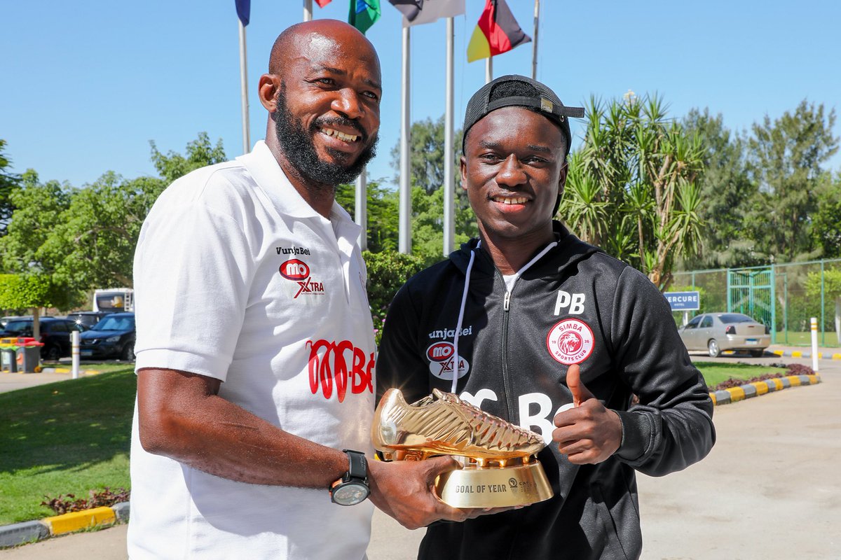 SimbaSCTanzania's tweet photo. 📸 Pape Sakho amerejea kambini  jijini Ismailia, Misri akitokea nchini Morocco kupokea Tuzo ya Goli Bora la CAF 2022.

Video inapatikana kwenye Simba App. #NguvuMoja https://t.co/BW5arfeN6m