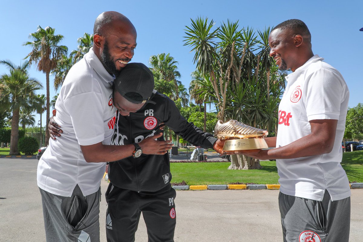 SimbaSCTanzania's tweet photo. 📸 Pape Sakho amerejea kambini  jijini Ismailia, Misri akitokea nchini Morocco kupokea Tuzo ya Goli Bora la CAF 2022.

Video inapatikana kwenye Simba App. #NguvuMoja https://t.co/BW5arfeN6m