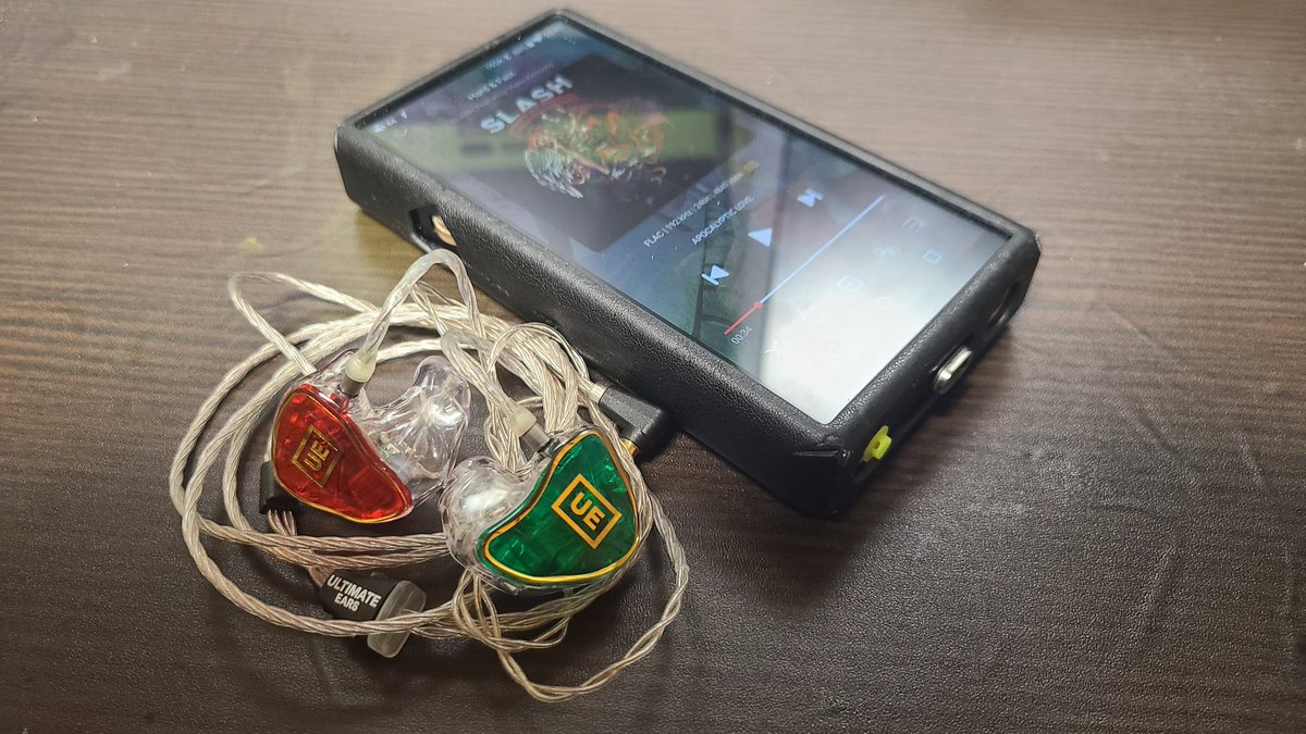 taka25842499's tweet photo. 大分着け方も慣れてきた。
凄まじい解像度なのに疲れない聴き心地は凄い。ハードロックは迫力があって気持ちいい。低音は強く下品な音にならない。どのジャンルでも鳴らしきれるので音楽を聴く楽しさを味わえる今のところ最高の環境かも。

#ultimateears
#UELive
#カスタムIEM https://t.co/vTfQn86gCz
