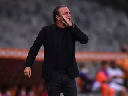 Meio Campo FC ⚽ (@meiocampofc) on Twitter photo Antes de aceitar convite para assumir o Galo, Cuca recusou procura de Boca Juniors, Flamengo, Fluminense, Athletico-PR e Internacional.
🗞 <a href="/UOLEsporte/">UOL Esporte</a> Antes de aceitar convite para assumir o Galo, Cuca recusou procura de Boca Juniors, Flamengo, Fluminense, Athletico-PR e Internacional.
🗞 <a href="/UOLEsporte/">UOL Esporte</a>