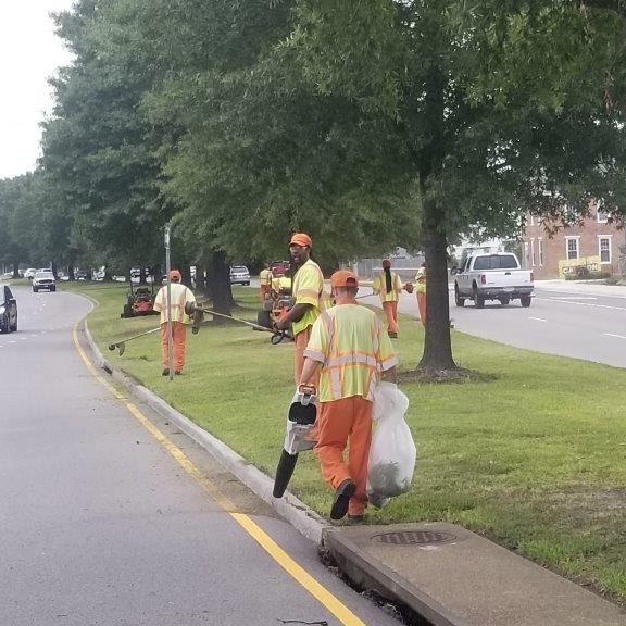 VBSO's tweet photo. Thanks VB retiree Don Hart for complimenting Sheriff @kenstolle Inmate Workforce on @Nextdoor for cleaning up after it cuts grass in public rights-of-way. #sheriffsworkforce #keepamericaclean #getridoftrash #volunteers #sheriffsoffice #savingtaxpayers #cleanwaterways https://t.co/VLjl2SFV4I