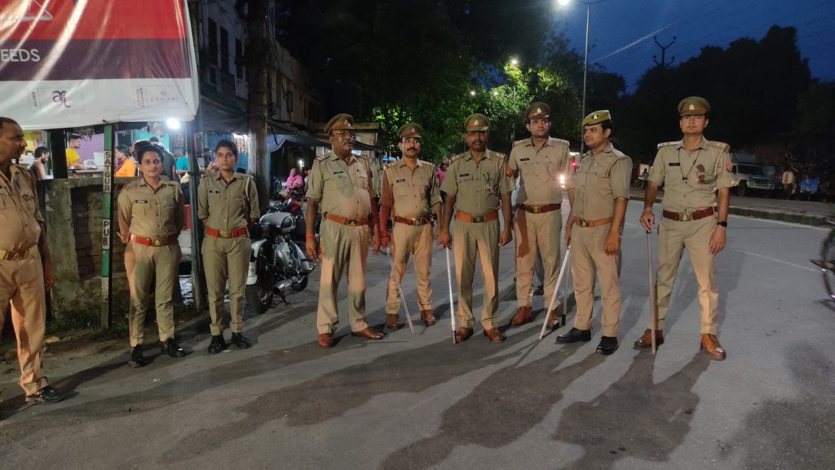 kanpurnagarpol's tweet photo. #POLICE_COMMISSIONERATE_KANPUR_NAGAR के विभिन्न थाना क्षेत्रों में समस्त SHO's मय पुलिस बल के अपराध/अपराधियों पर नियंत्रण व कानून/शान्ति व्यवस्था को सुदृढ़ बनाये रखने हेतु एवं सावन माह के दृष्टिगत #Foot_Patrolling की गई।
@Uppolice https://t.co/EqiNPhUXfN