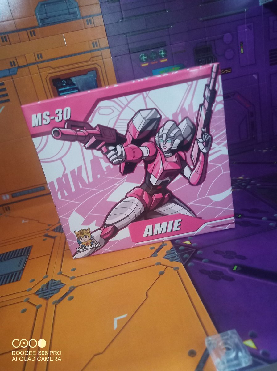 Kureigu8's tweet photo. 1/7 New in today, mechanical studio/Dr Wu Amie aka arcee. Even came with some insignia from @ShowZStore2018 . #Transformers #MechanicStudio #DrWu #Amie #G1 #Arcee https://t.co/9dMhm6gnB7