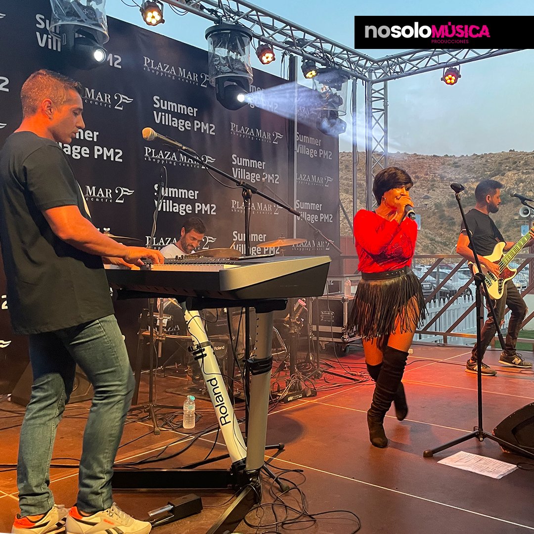 Ayer fuimos a Venus, a Hawai y a Bombay, nos maquillamos y nos colamos en una fiesta con @tributo_a_mecano_siglo21  en el #SummerVillage del <a href="/plazamar2/">Centro Comercial Plaza Mar 2</a> 😍

#conciertos #tributeband #tributos #músicaenespañol #músicaenvivo #plazamar2 #Alicante