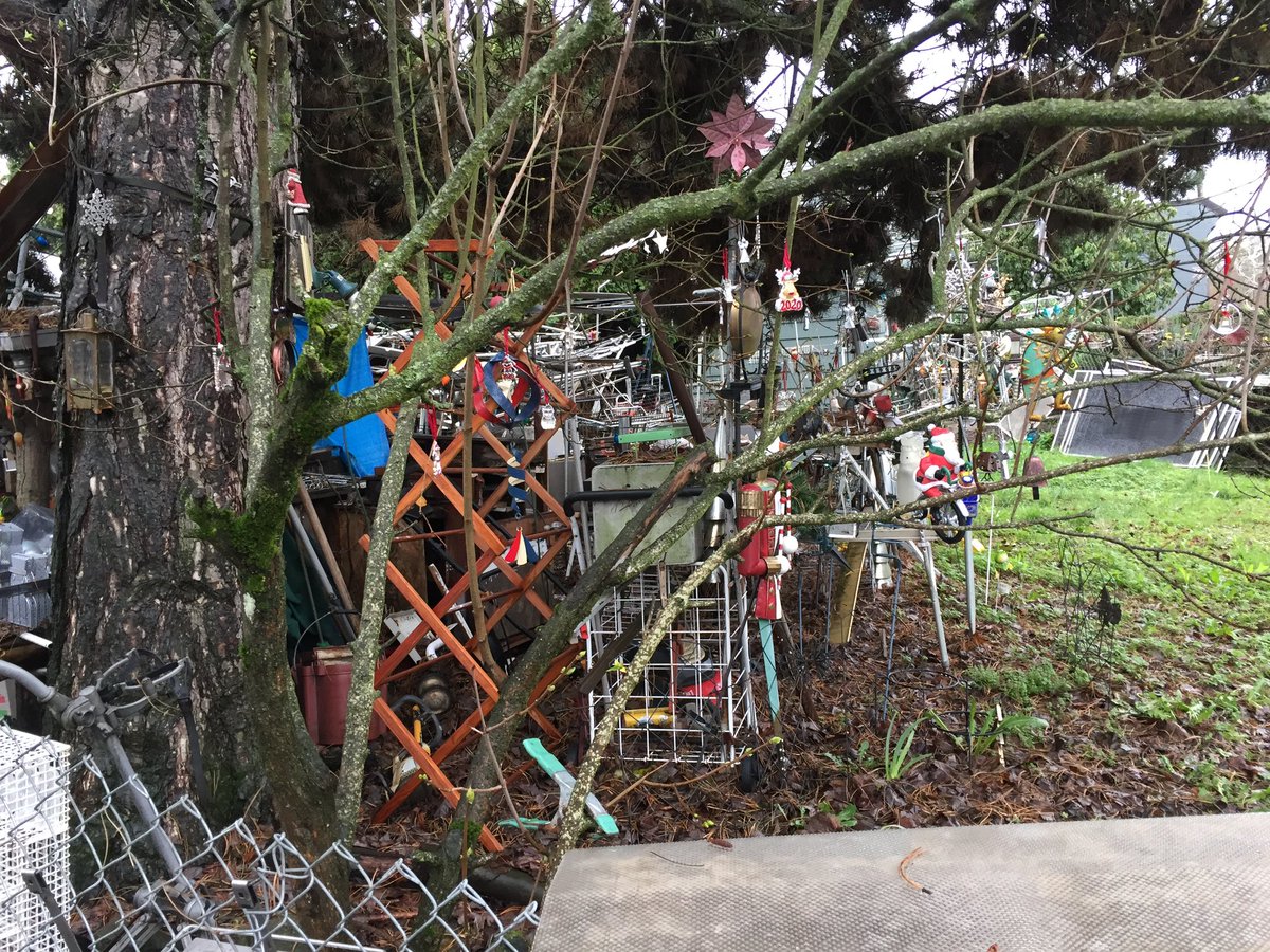 kt_sinback's tweet photo. Found out we are getting neighbors tomorrow after almost 9 years of the house next door being vacant. Appears the owners don’t intend to clear out their outsider art project/workspace/thrift store dumping ground for the new tenants. #oldportland https://t.co/fvLzrKuf3z