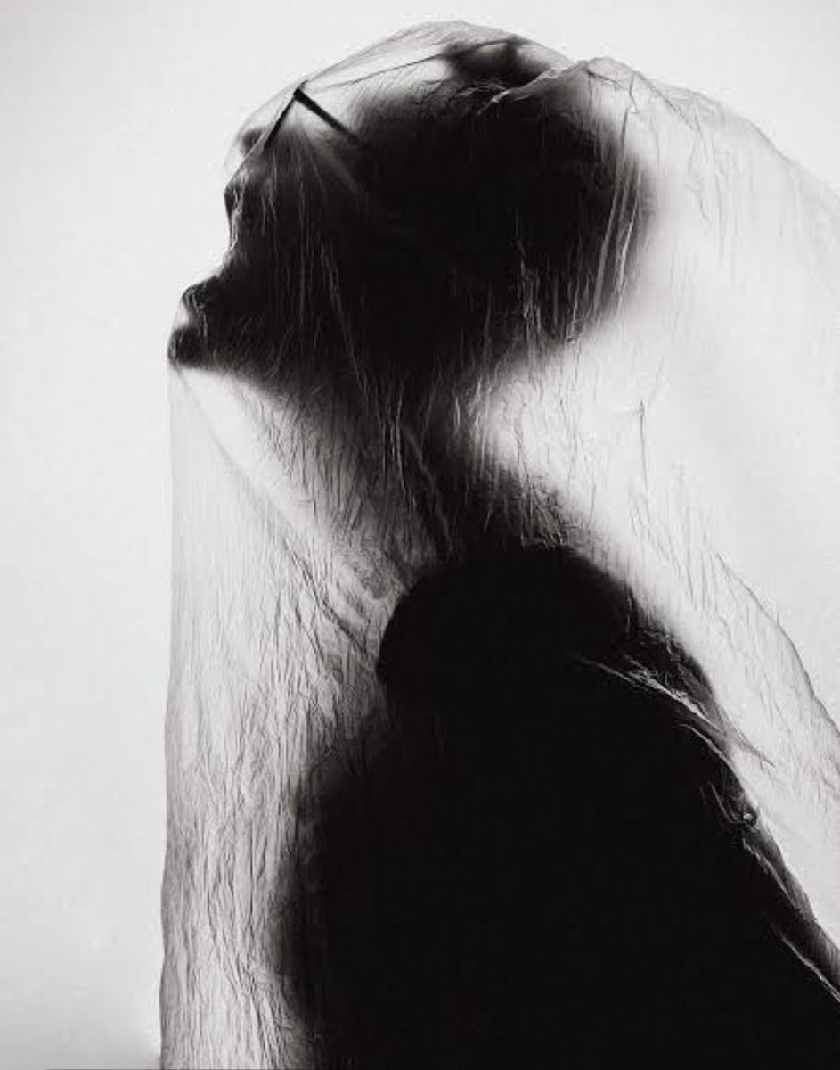 Benim alın yazım farklı dedi. Yazılmamış, karalanmış.

Çığlığını içinden at.
Her gürültüde dans ediyorlar.

Umut akbaş |SEPSİS