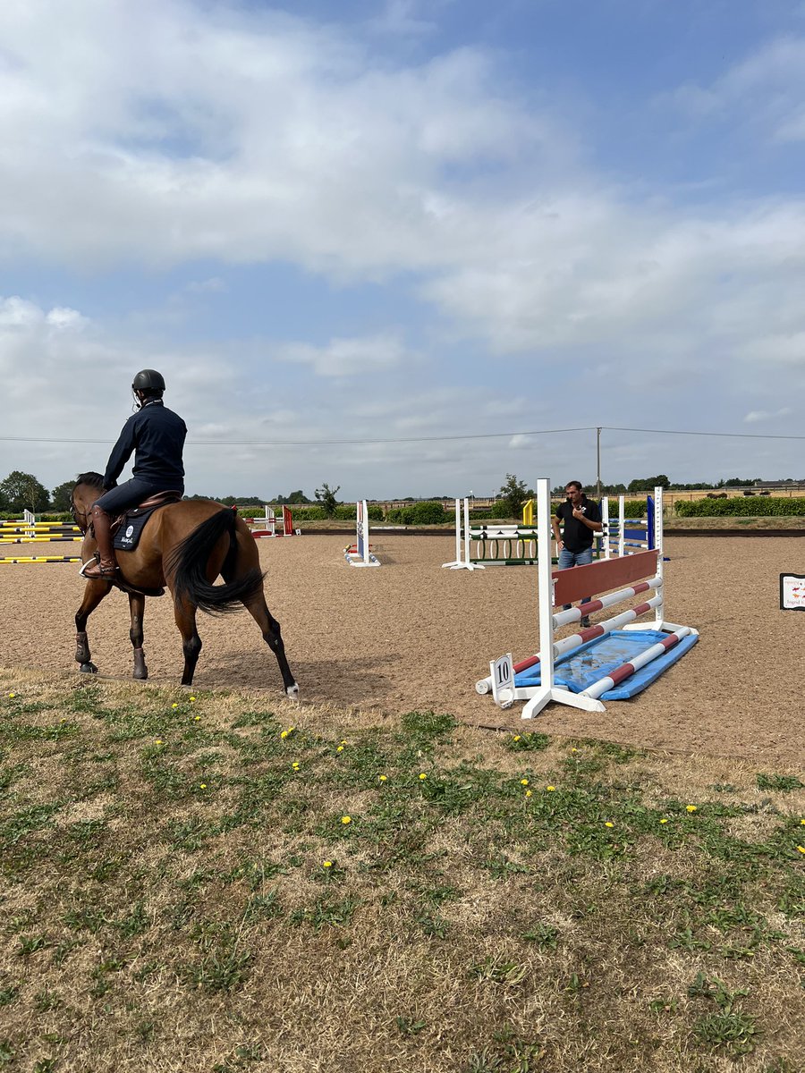 Preparación de lo más completa aquí en Inglaterra, con la vista puesta al Campeonato de Europa de la semana que viene. 
Disfrutando del verano inglés y de las magníficas instalaciones del jinete olímpico Ruy Fonseca.🤝🏴󠁧󠁢󠁥󠁮󠁧󠁿