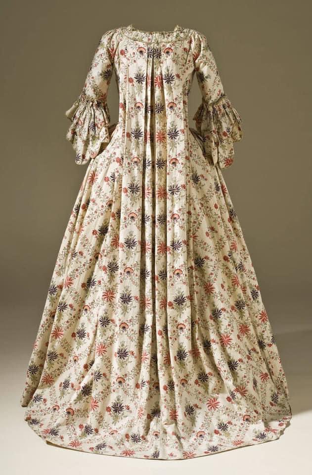 SilkDamask's tweet photo. #SackBackSaturday: Robe à la française (sack back gown) France, c.1770; cotton and linen plain weave, block-printed and dye-painted, with silk passementerie via @LACMA More: https://t.co/i79M00qTQZ https://t.co/vmhyrj1kjM