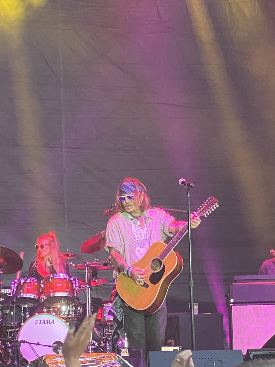flouralie's tweet photo. Voir son acteur préféré en concert c’est un flex quand même #johnnyDepp #jardinsonore https://t.co/kQrR1nGHeU