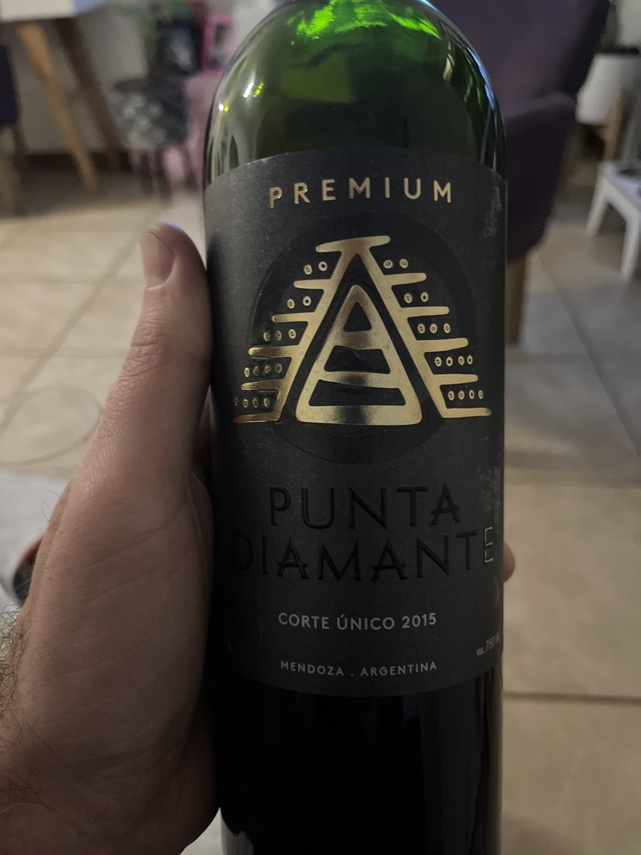 Nks_Consulting's tweet photo. Último aviso. @PasionVinos hace todo bien. Pedí asesoramiento para ocasión especial. Trajo esta joya absoluta. Descubriendo nuevas variedades de vino!!! @rock_pix @cuchicalderon @RodParanormal @bbsanzo @FB_Nando @maurodiaz73 @UnDinamo @DinamoOut @UnDinamoQuiz #HCLV https://t.co/l0NNcuWdbq